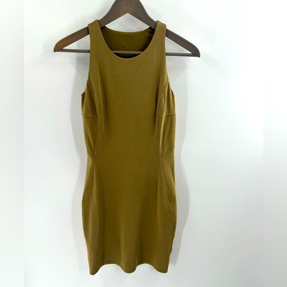 lululemon athletica Dresses & Skirts - Lululemon Slim-Fit Above-Knee Dress‎ Size 4 with Pads